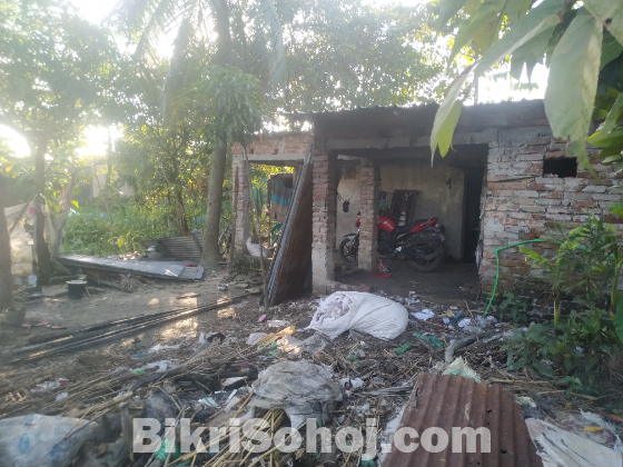 ৩কাঠা জমি নিয়ে একটি বাড়ি।